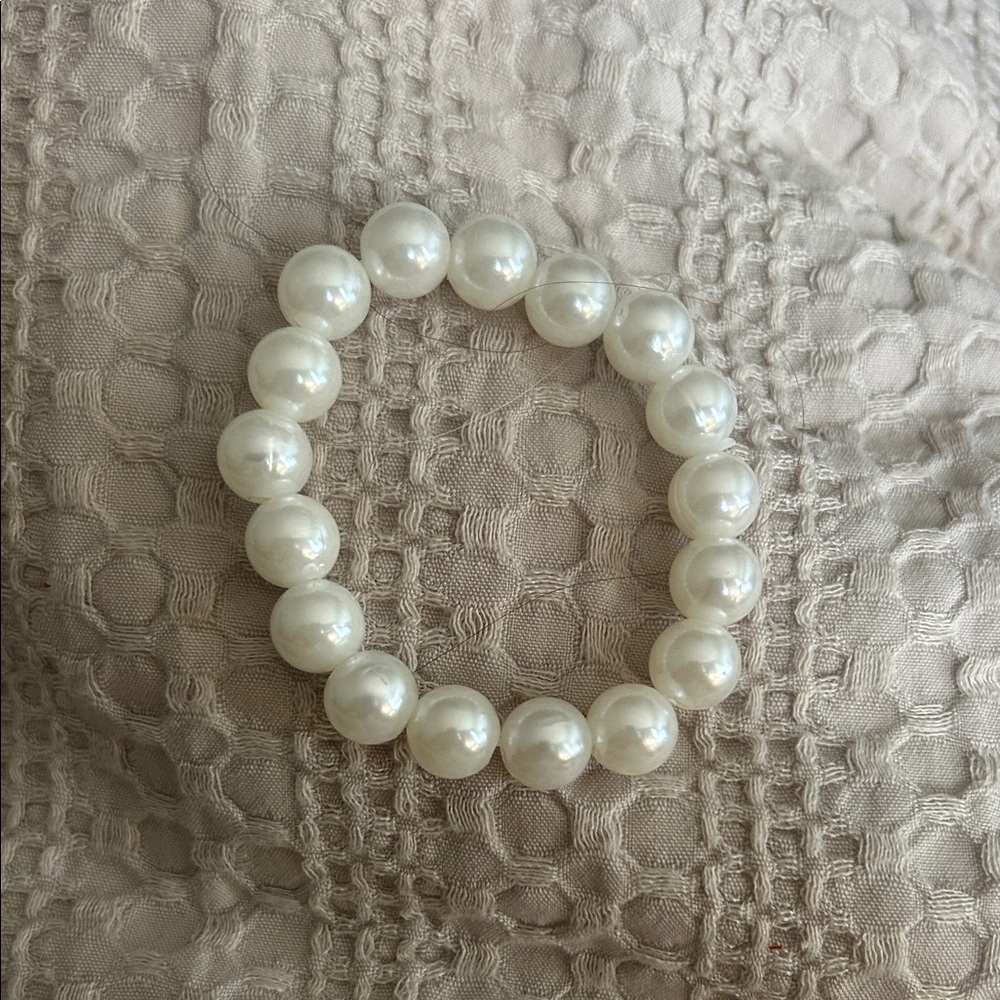 Classic White Pearl Bracelet